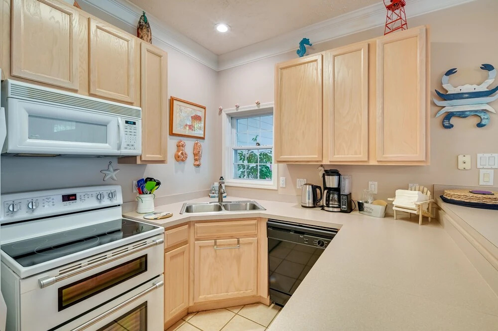 Walk to Ocean: Family Home in Surfside Beach