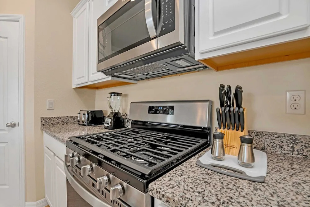 Lake View Home, Lavish Home With Big Pool Area, CDC Standards #7st556