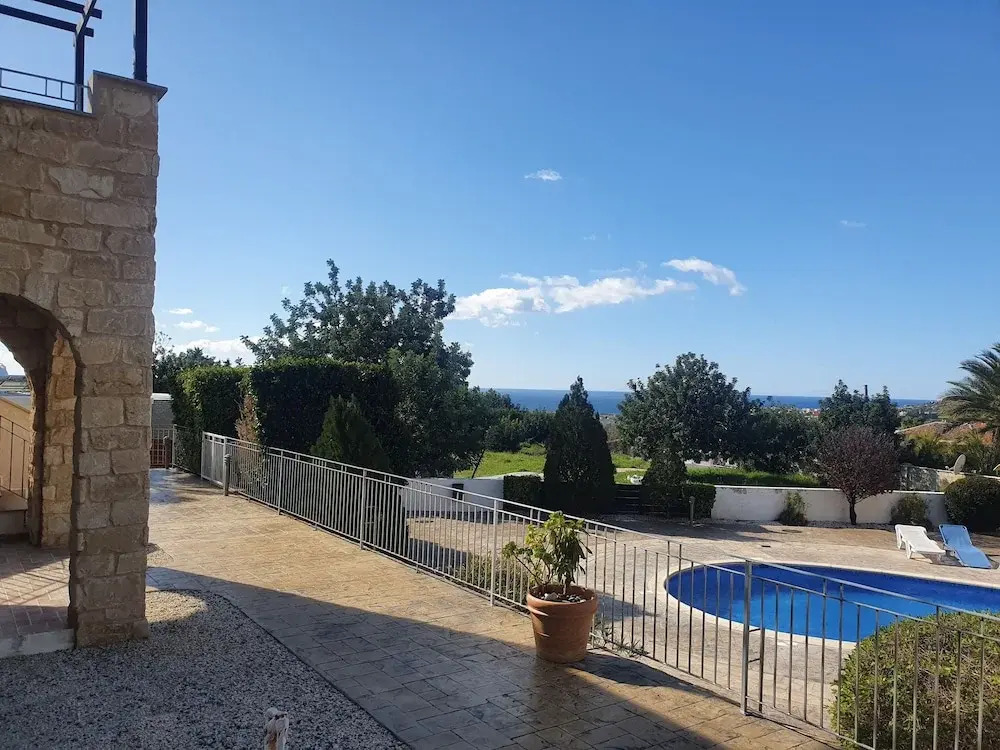 Spacious and Modern 2 bed Apartment in Peyia