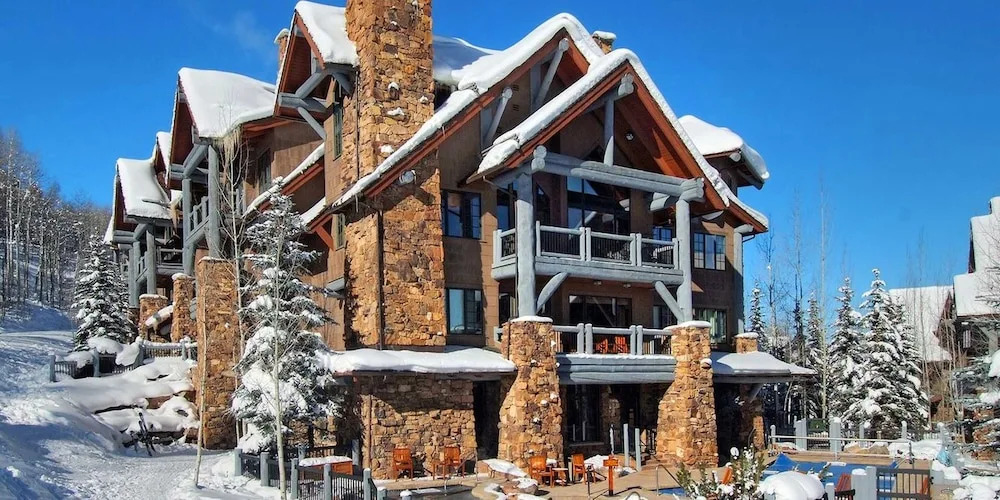 Bearpaw D1 4 Bedroom Condo by RedAwning