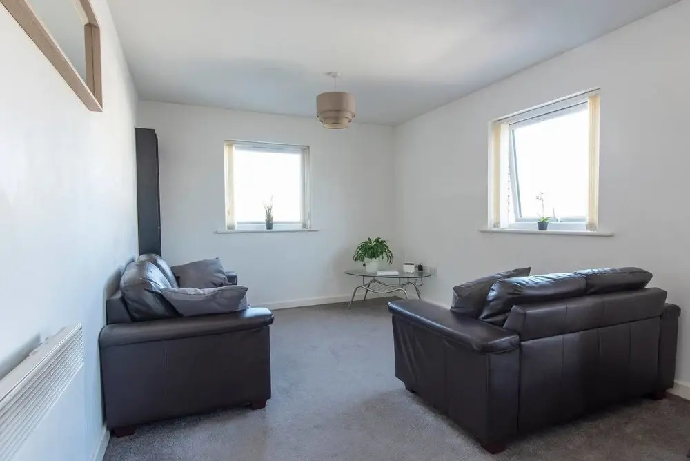 Cosy Central 3 Bed Property w/ Balcony - Sleeps 6