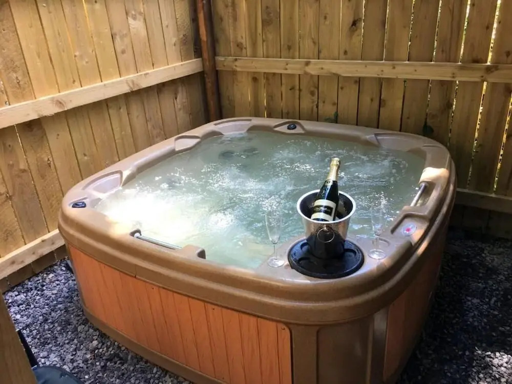 Primrose 18 Hot Tub-Tenby