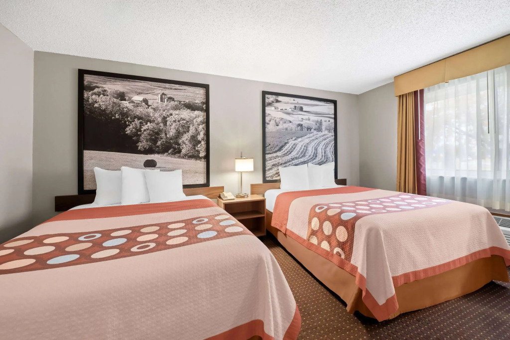 Super 8 by Wyndham Waverly
