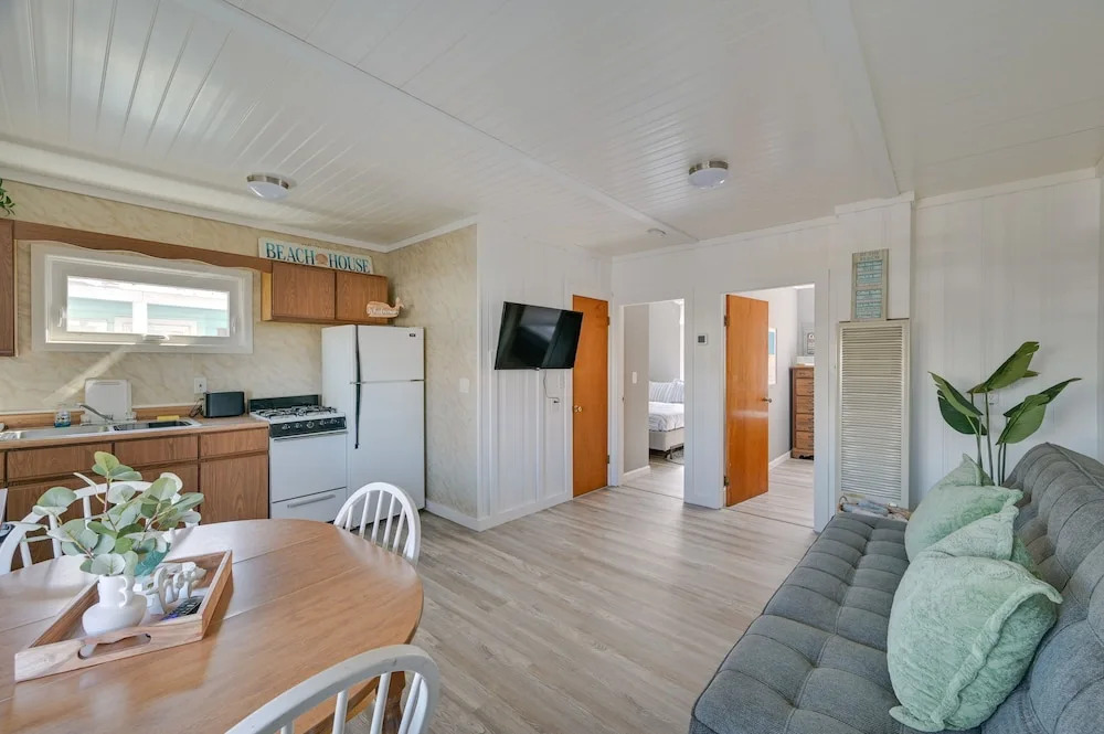 Charming Hampton Home w/ Porch, Walk to Beach!