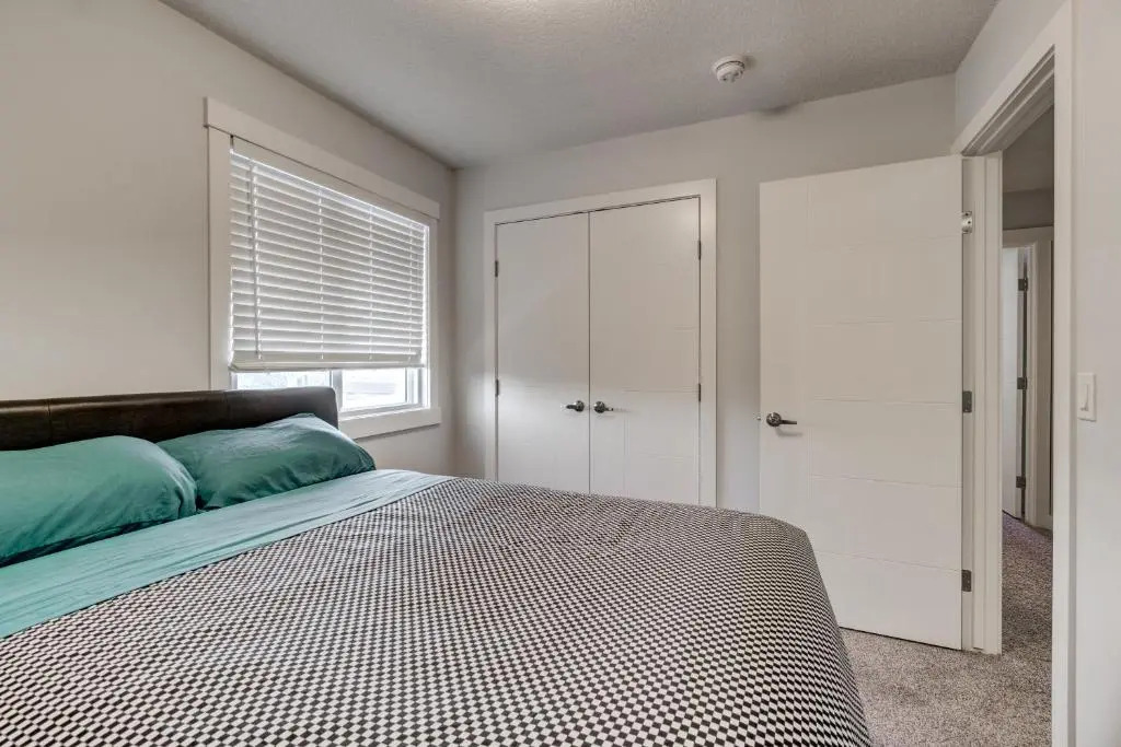 Three-Bedroom with Fireplace #41 Sunalta Downtown