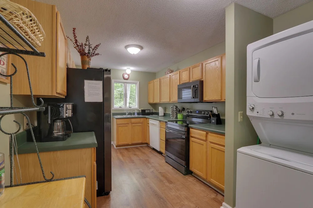 Spacious Mcgaheysville Home: Hot Tub & Pool Table!