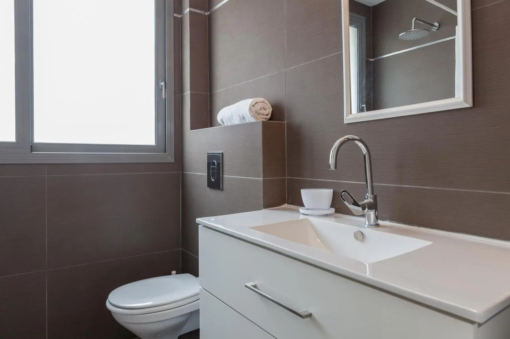 Best Location, Luxuous 2BR, Sea View, w/parking