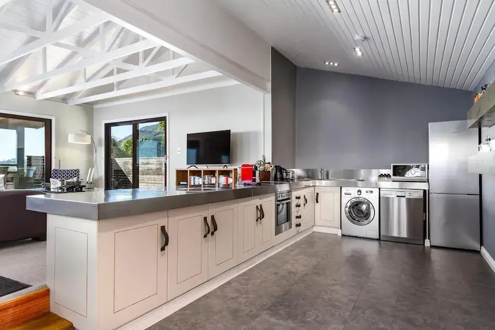 Spacious Apartment With Pool in Camps Bay