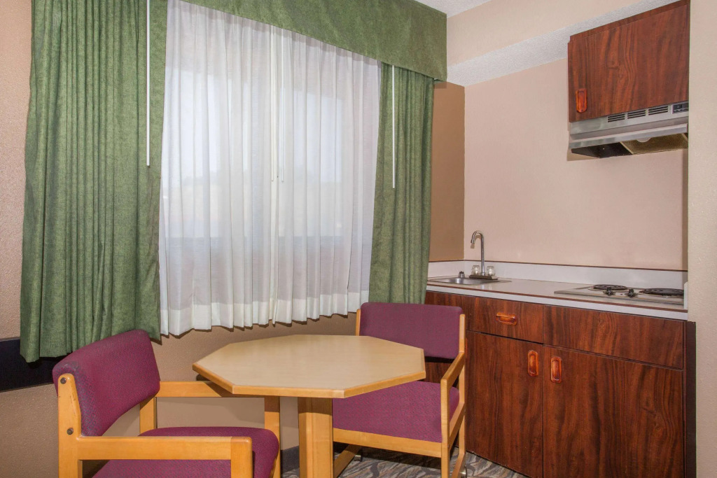 Super 8 by Wyndham Baker City