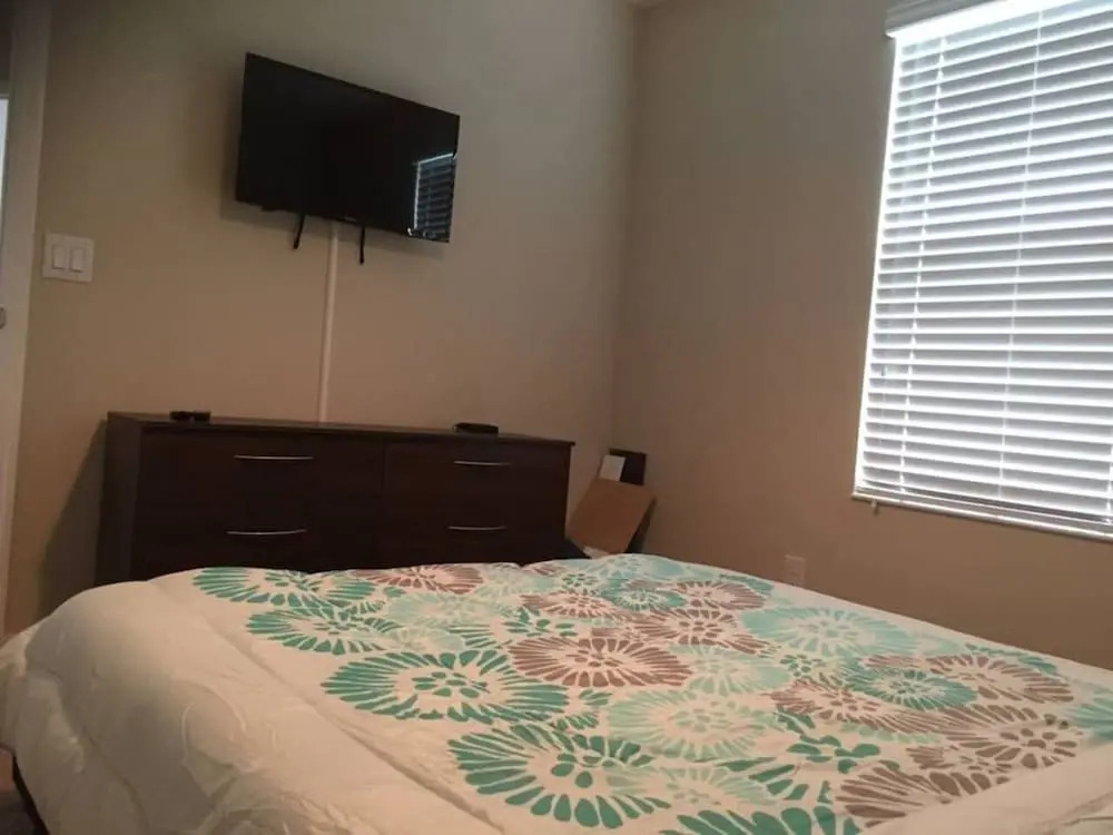 10 Beds! Modern House. Universal & Convention