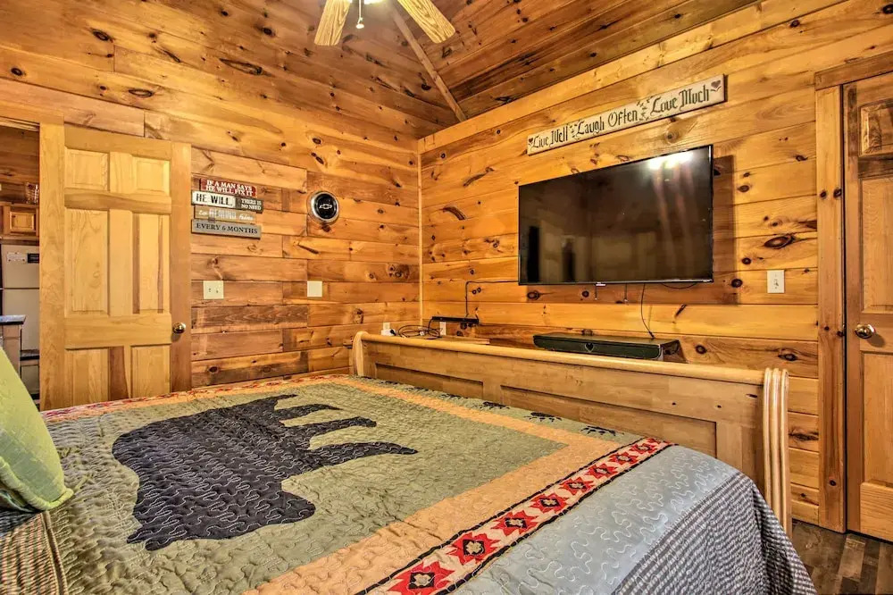 Pigeon Forge Cabin w/ Hot Tub & Mountain Views!