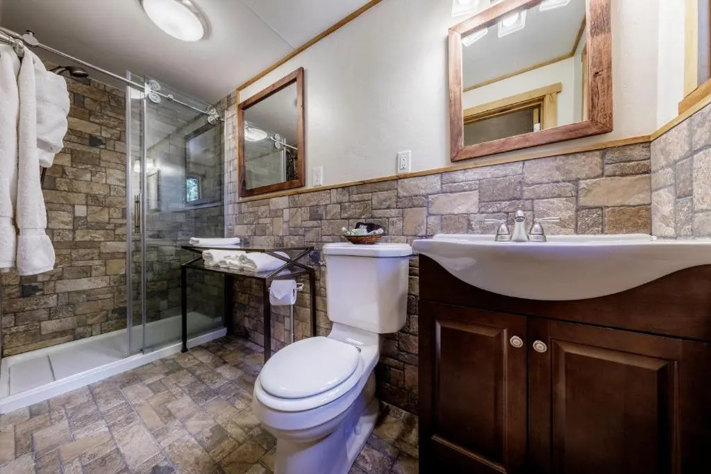 Stone Lizard Lodge