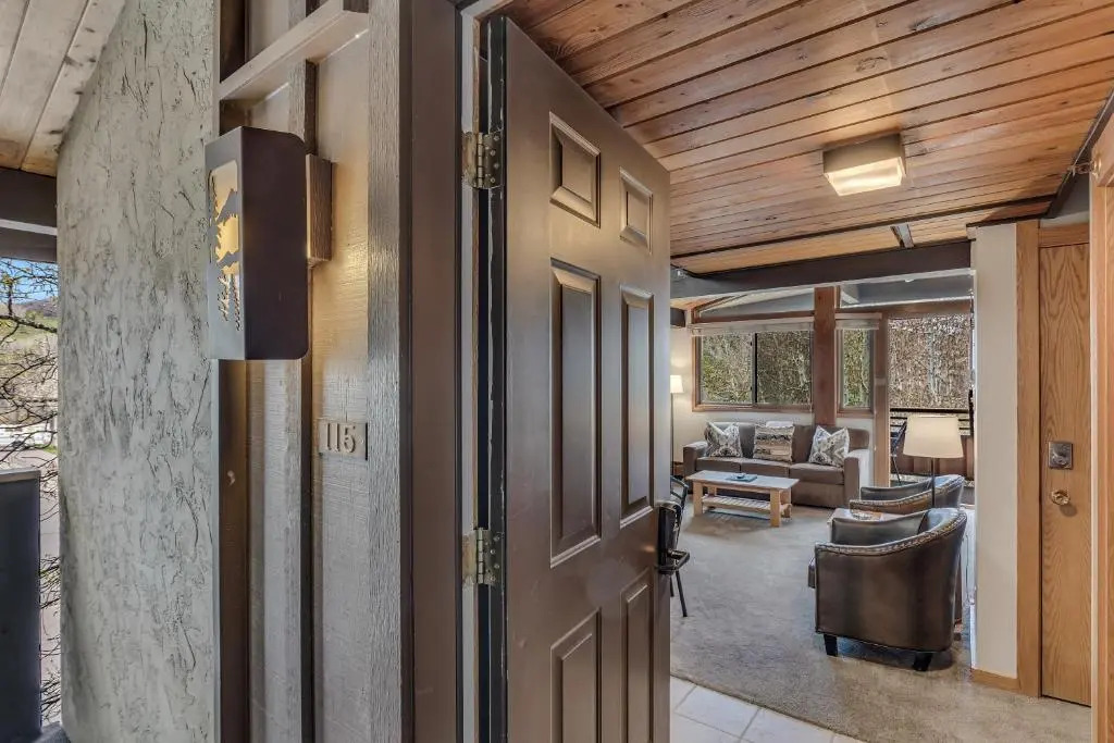Laurelwood Condominiums Studio Deluxe Unit 115