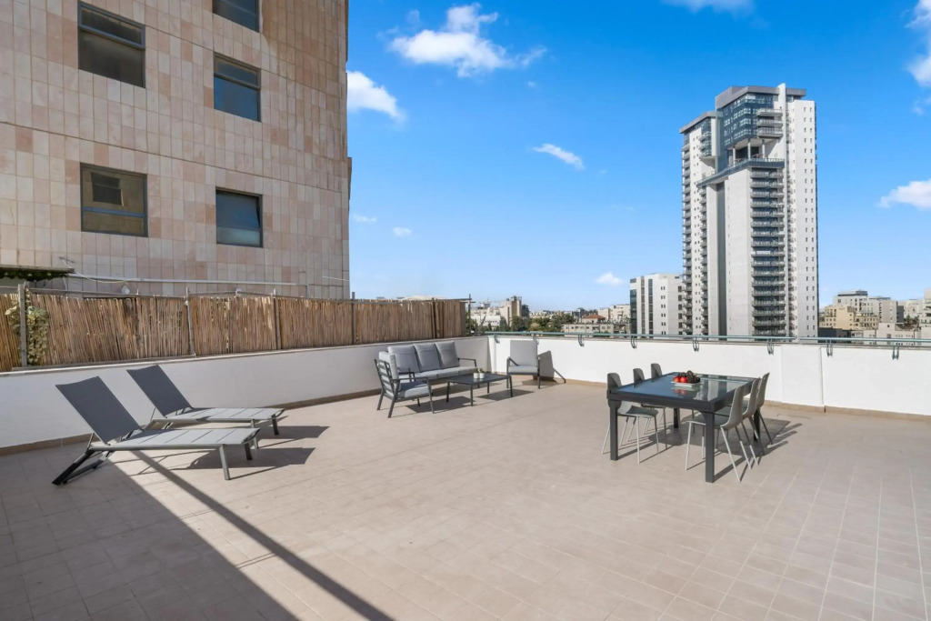 Beautiful 3 BDR Heart of JLM -Modern with Huge Balcony
