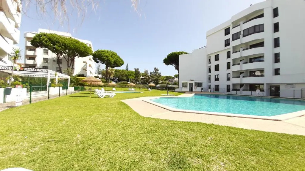 Tenis Golfmar 409A - pool view