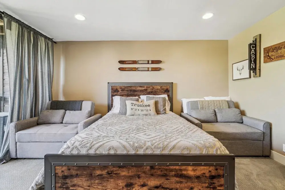 On-site Skiing: Truckee Studio w/ Balcony