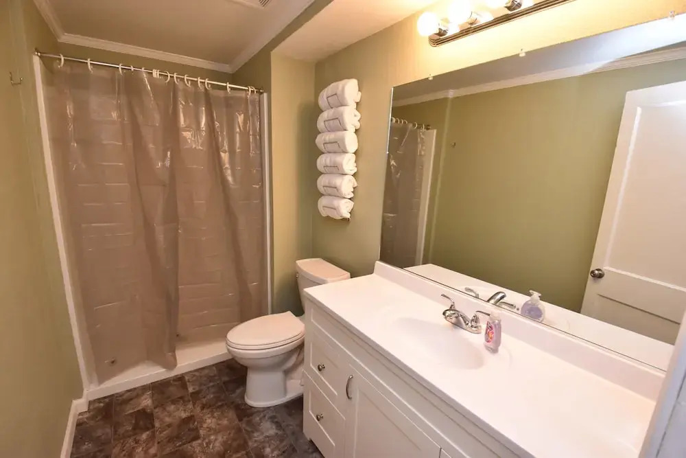 20 min Walk to ND 3 Bedroom 2 Bath Home 54475