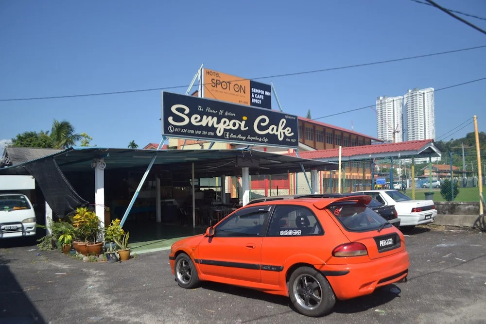 Batu Maung Sempoi Inn And Cafe
