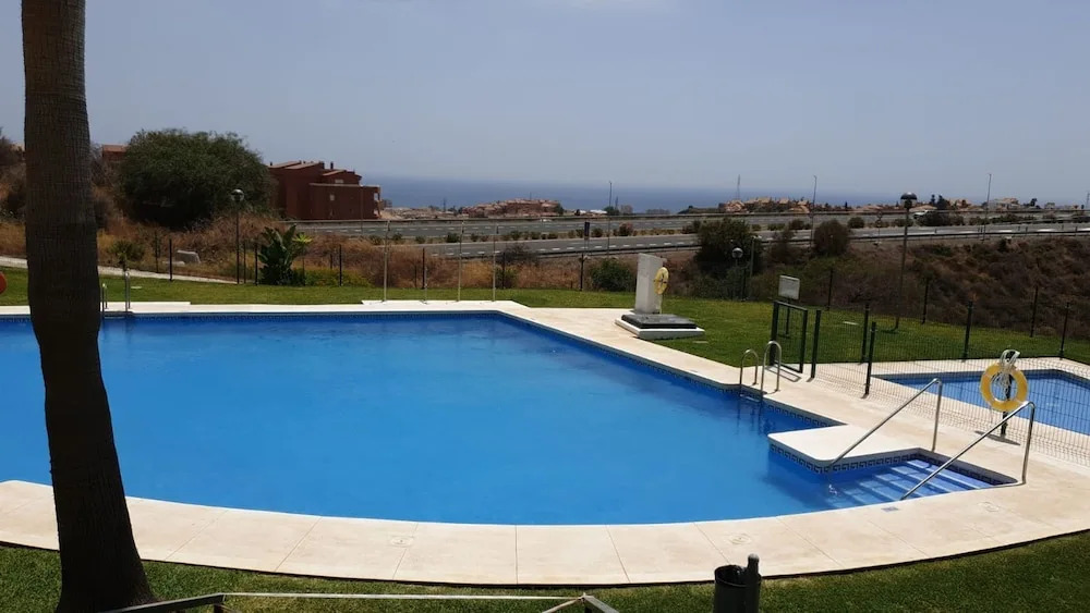 Hollywood Hills - Spectacular Penthouse Close to Golf With Large Terrace & Sea Views