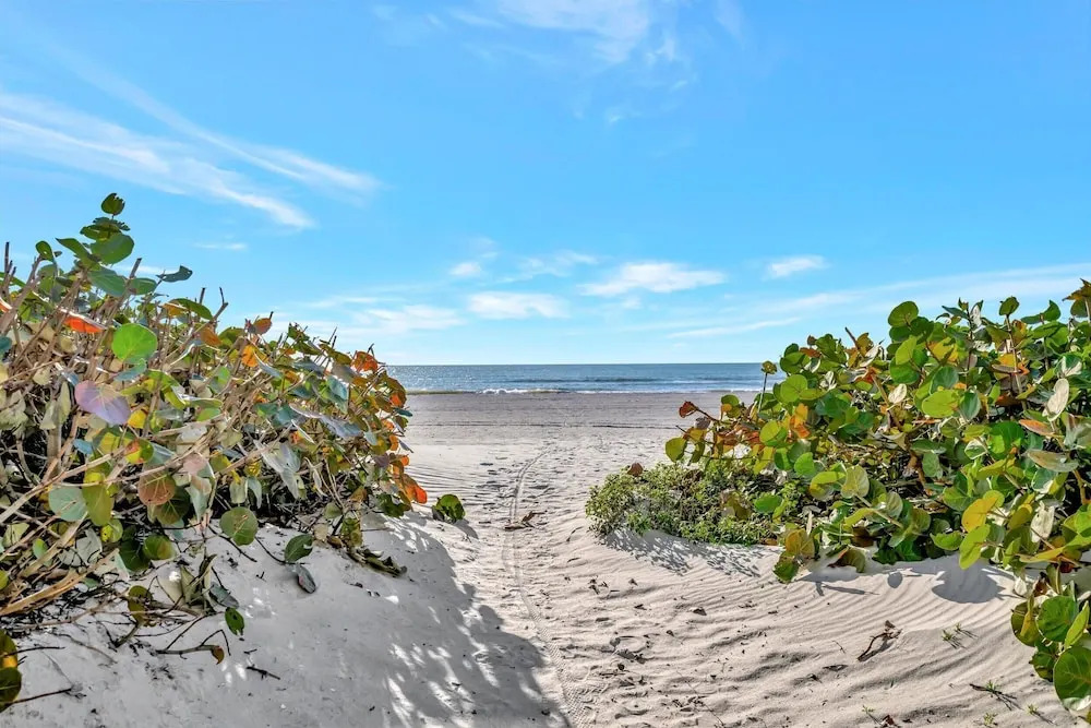 Beachfront Ocean Views Balcony Condo Sleeps 8