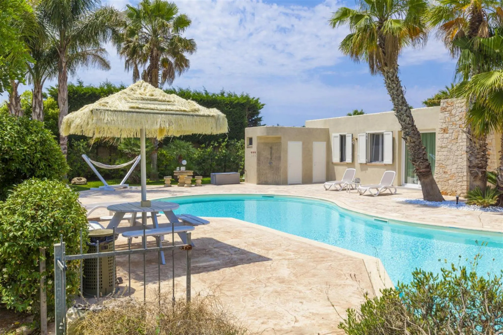 Charming house in a villa with pool and garden in Santa Caterina-Casina Greca