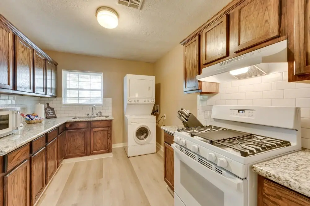 2 Mi to Downtown: Lake Charles Apartment