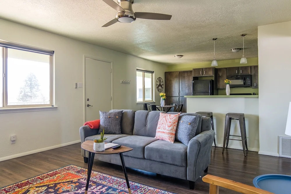 1 BR & 2 BR Apt w Pool & Gym by Frontdesk