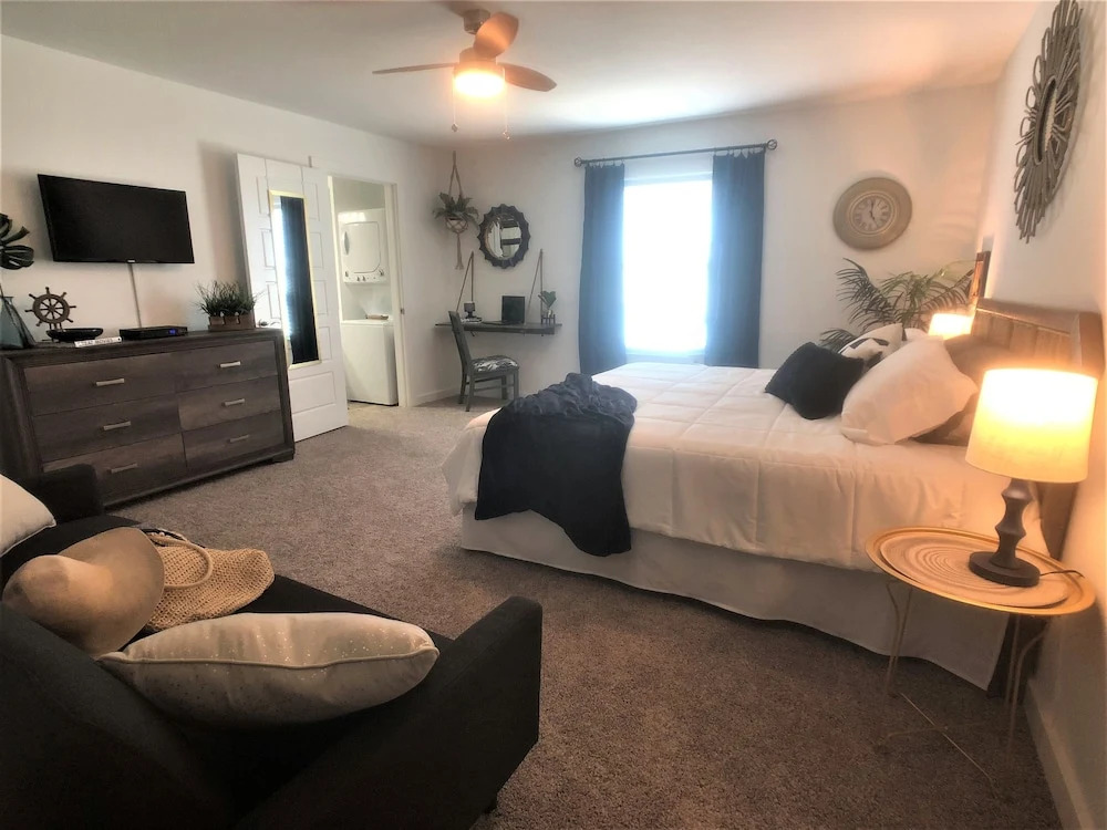 Barefoot Ec204 2 Bedroom Condo