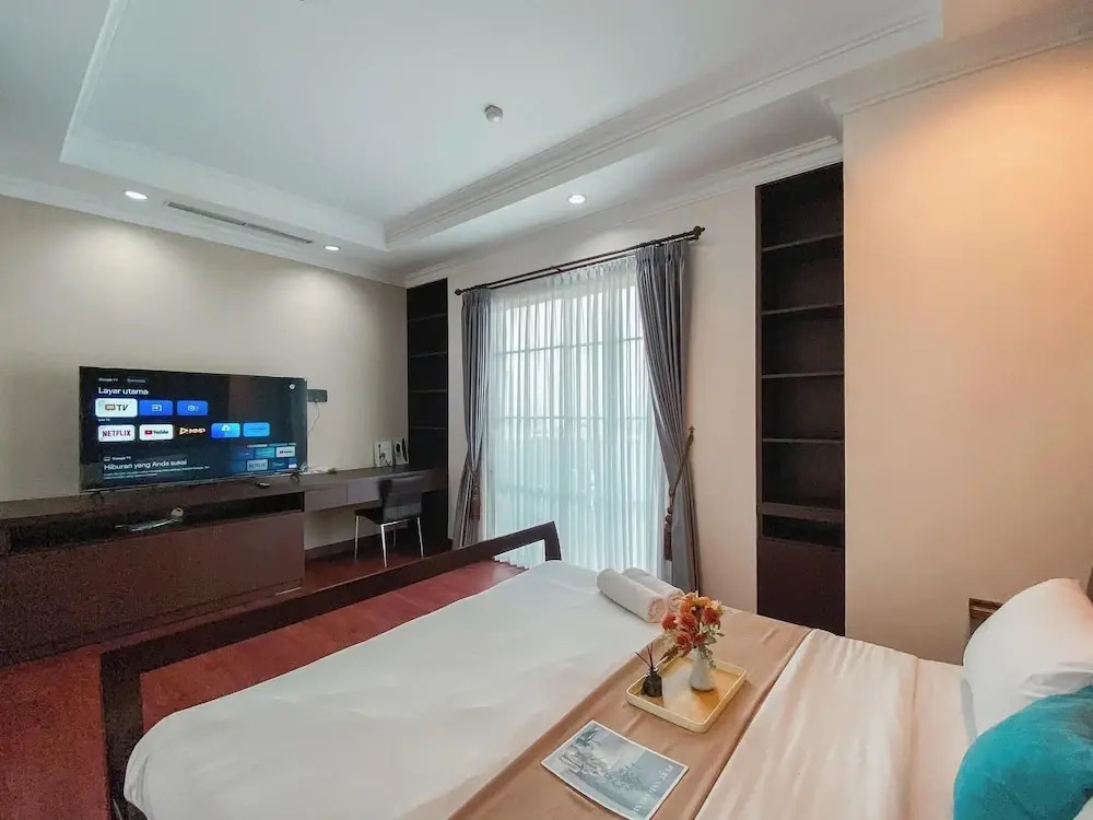 Spacious And Modern Look 3Br Bellezza Apartment