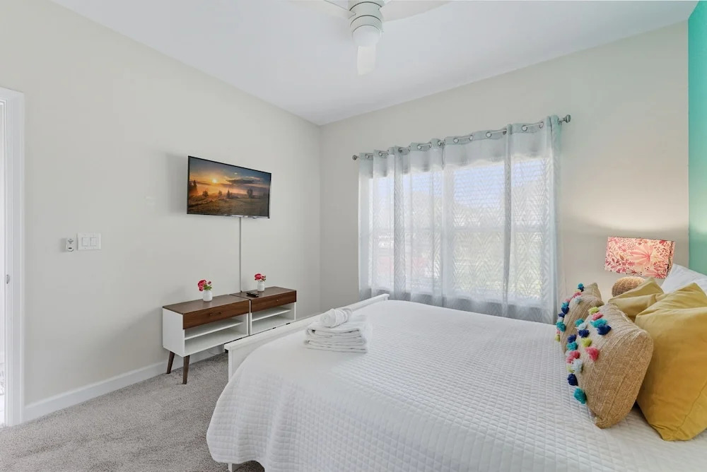 Modern 5BR Retreat Pool Water Park More