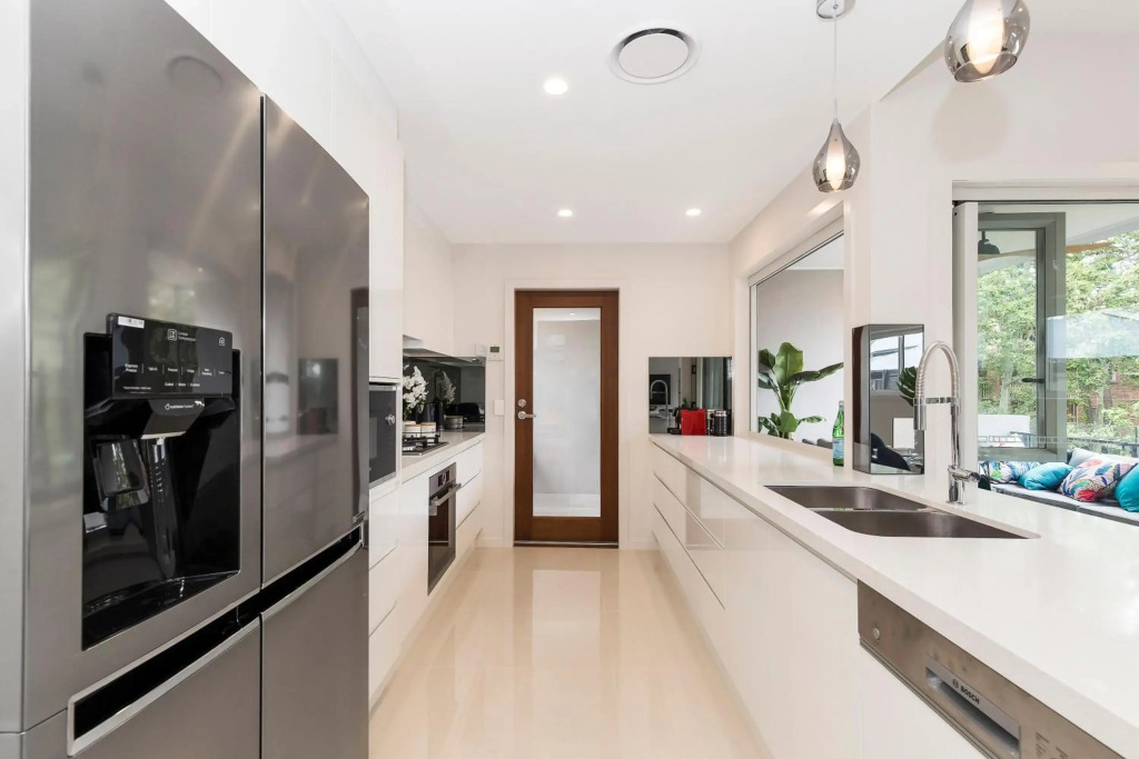 Park Avenue Luxe Chic Townhouse Sleeps 9, Carpark