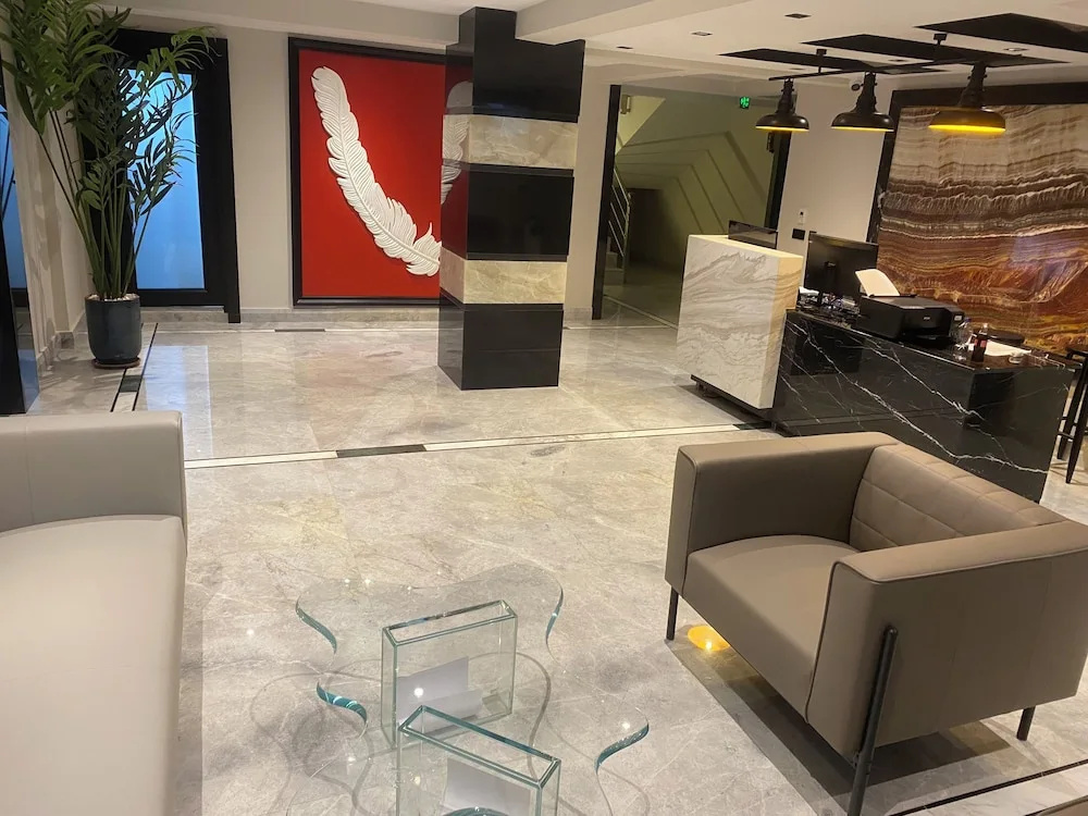 İn The Middle Hotel