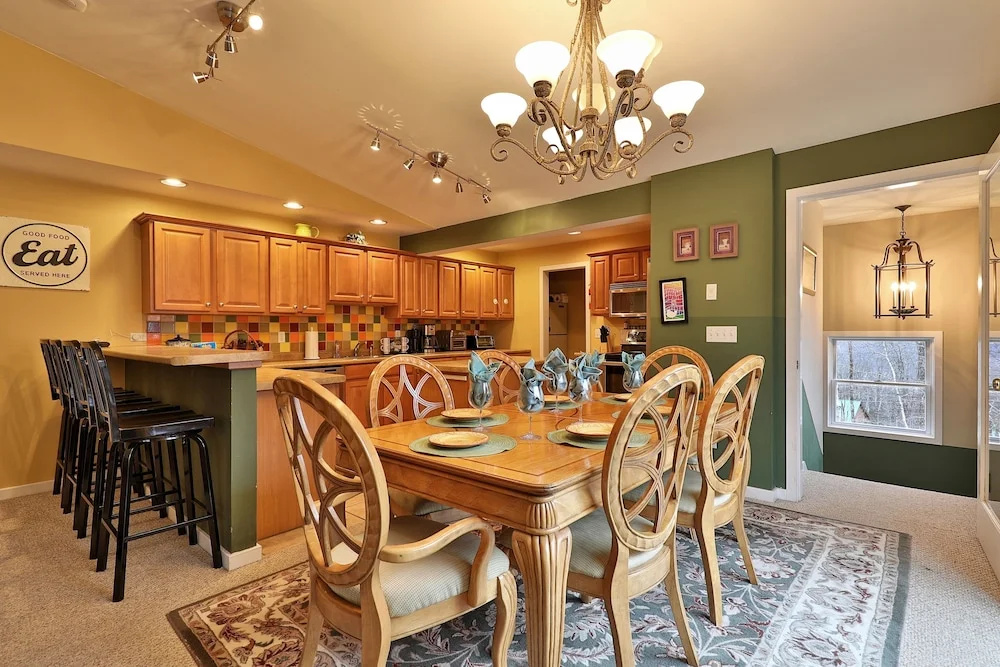 The Tanglewood Lodge- Amazing Ski Home for Groups, Hot Tub, Close to Killington Resort! home