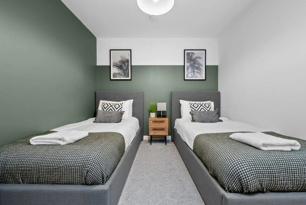 Glevum Lodge - 2BDRM Town Centre Apartment with open plan living area & walk in shower
