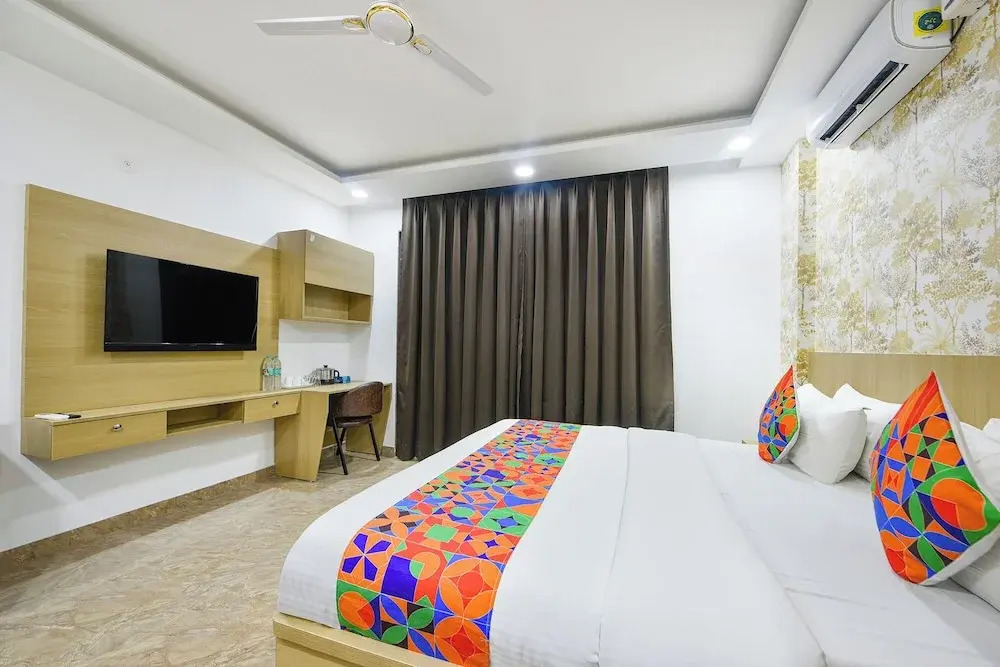 FabHotel Luxe 8 Stayz - Phase 1 Metro, Golf Course Road & Arjun Marg