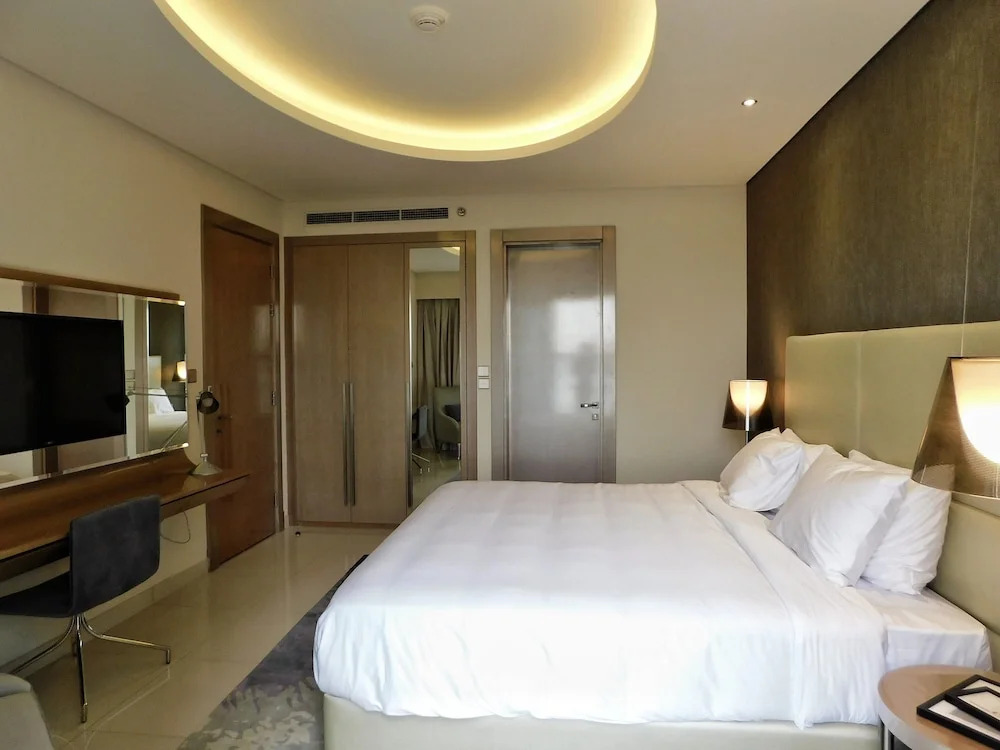 Luton Vacation Damac Paramount Tower