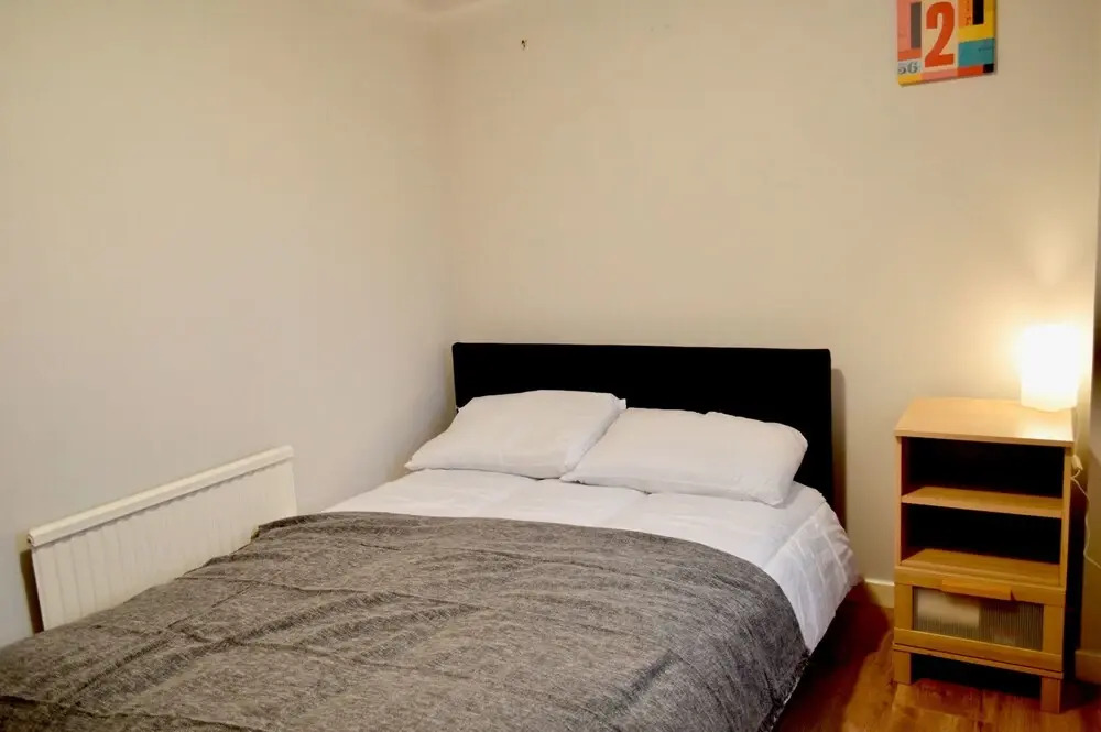 Spacious and Light 3 Bedroom Flat in Scenic Canonmills