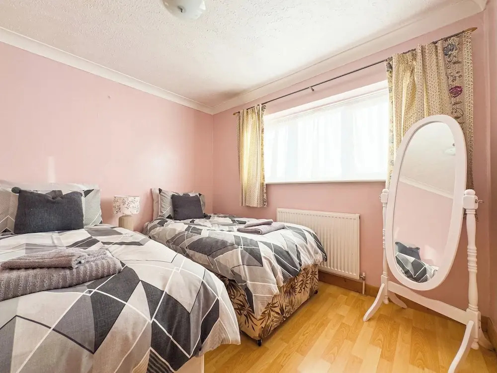 House - Sleeps 7, Private Garden & Parking