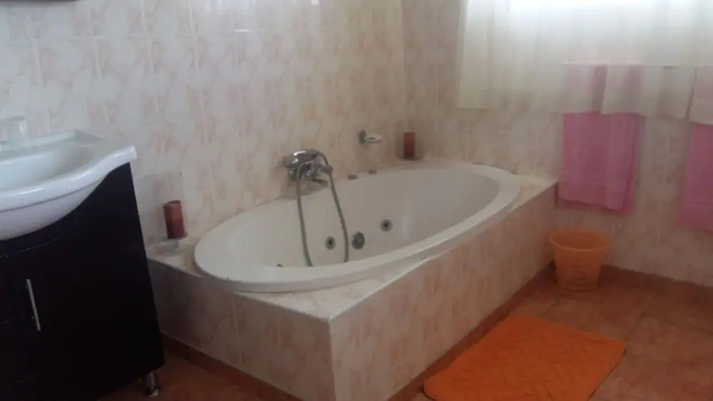 Charming 6-bed House With Swimming Pool in Harare