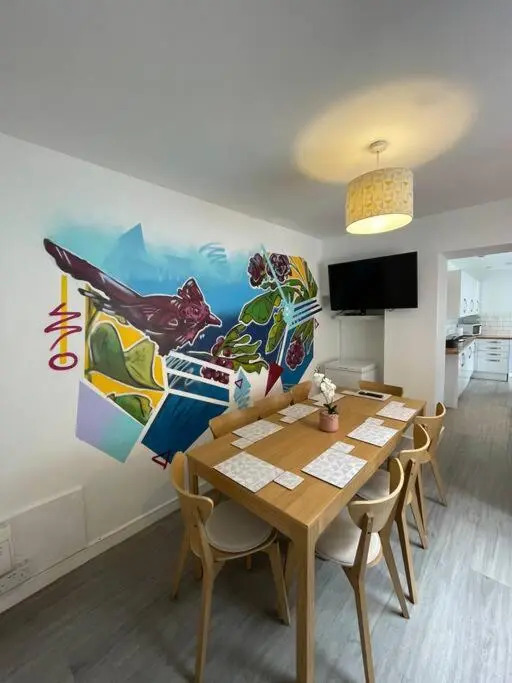 Modern 6 bedroom 5 min walk to beach & restaurants