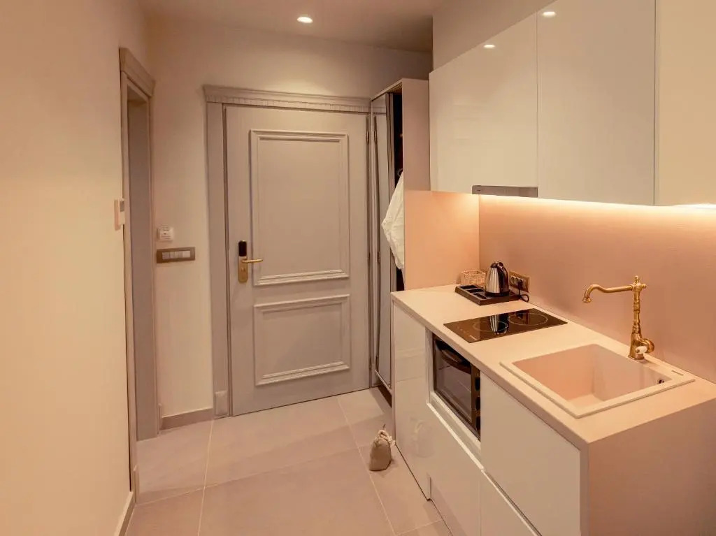 IO Luxury Pool & Hot Tub Suites