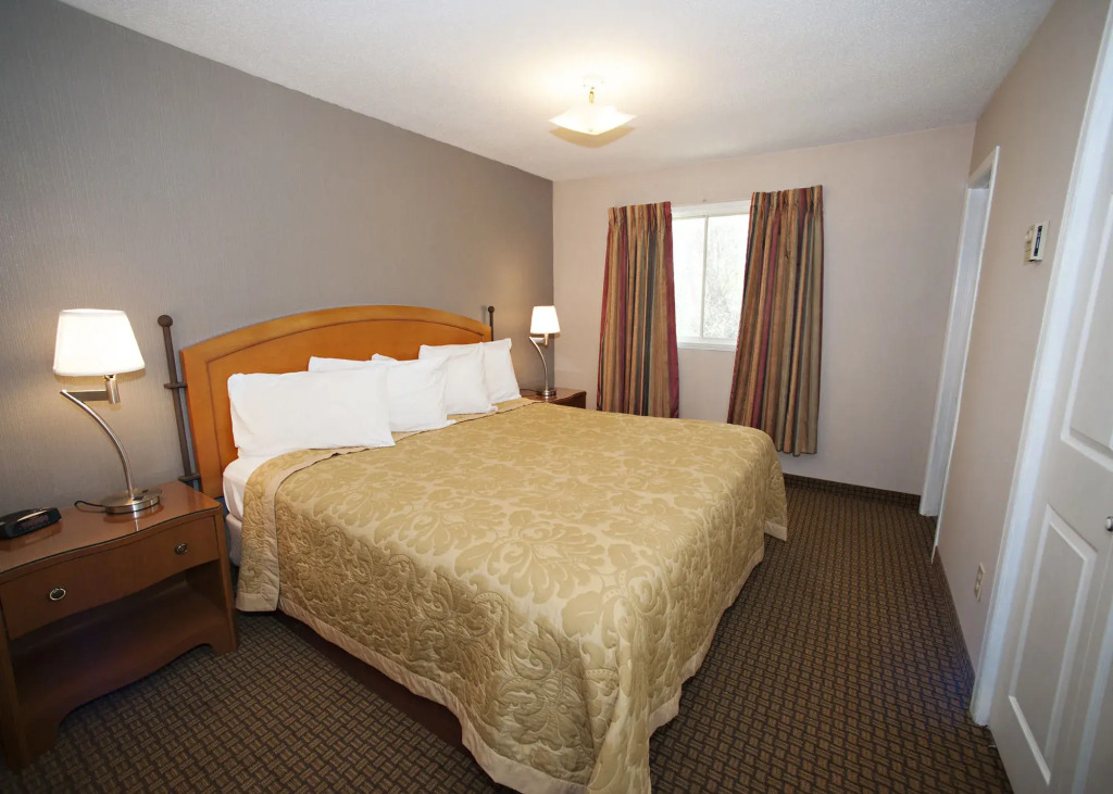 First Canada Hotel Cornwall Hwy 401 ON