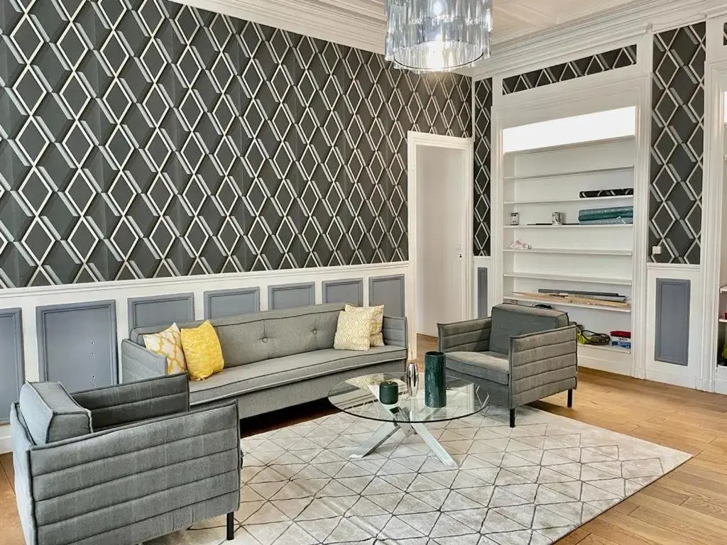 Magnifique flat avec balcon Champs-Elysées. AC