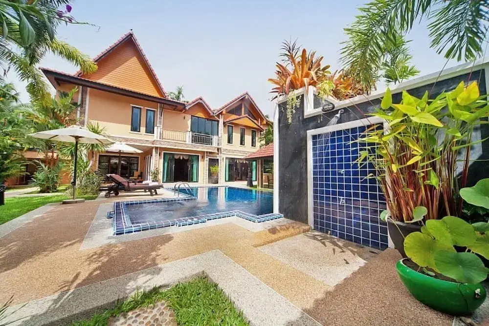 Colorful Thai Heaven HotTub Pool Parking