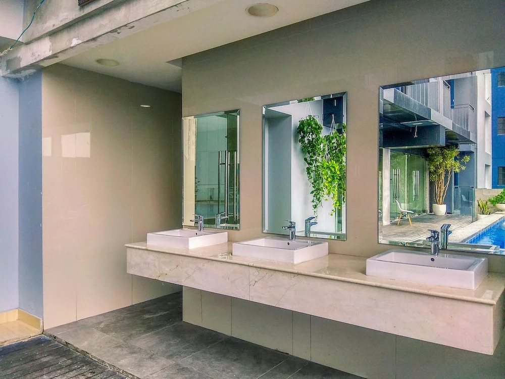 Good Choice And Strategic 2Br Without Living Room Evenciio Apartment