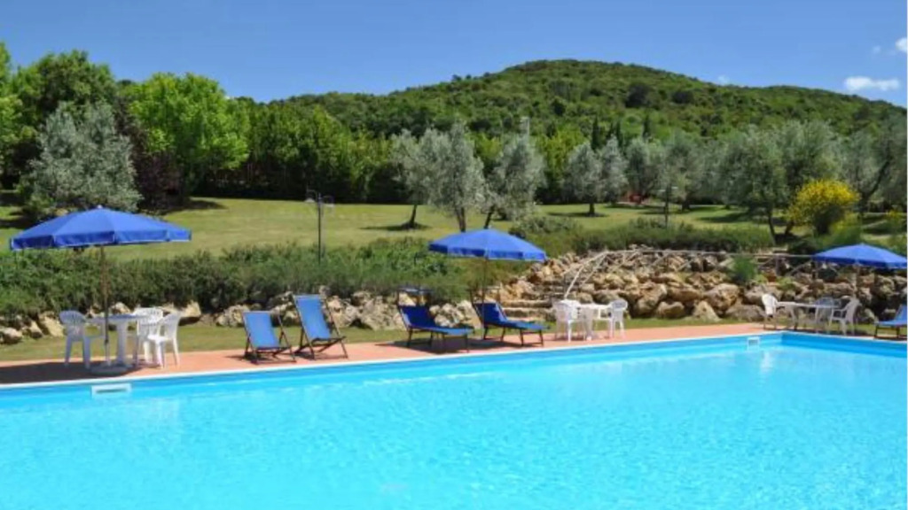 Independent Villa Composed of 6 Apartaments With Common Area Pool-podere Della Madonna