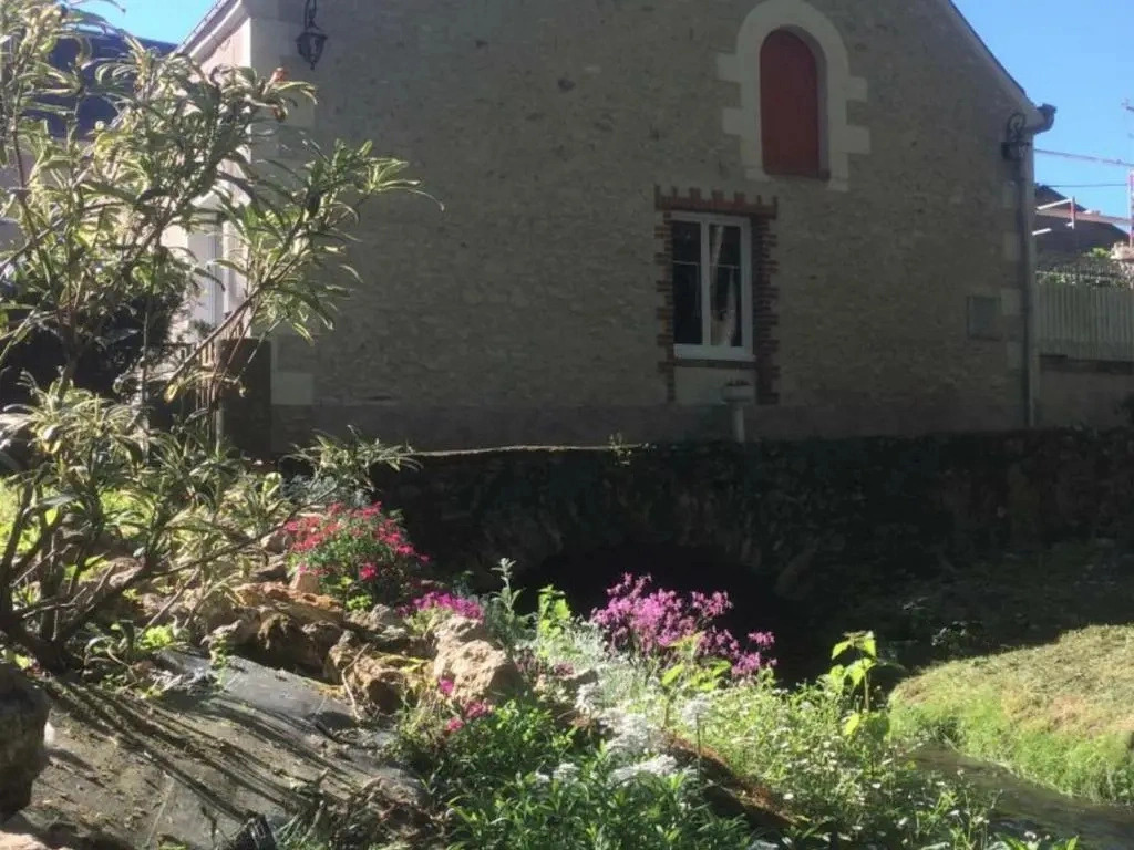 Évasion champêtre : Gîte enchanteur avec jardin clos, rivière et tout confort près des Châteaux de la Loire. - FR-1-381-506