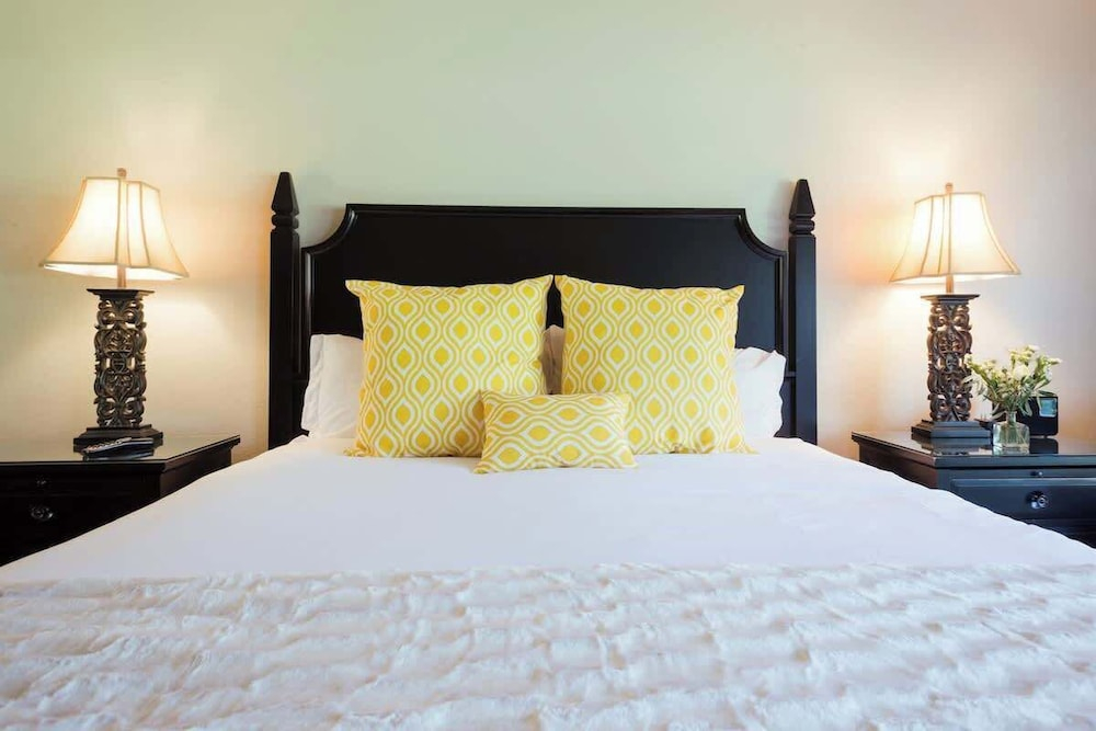 Luxury Napa Getaway Golf Views King Bed