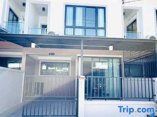Pattaya Tay  Emperor Holiday townhouse