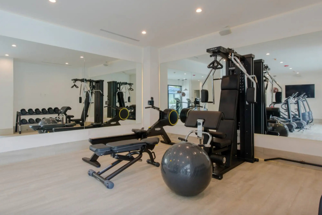 Stunning 3BR Apartment Best Location Near 5th Avenue The Beach Amazing Amenities